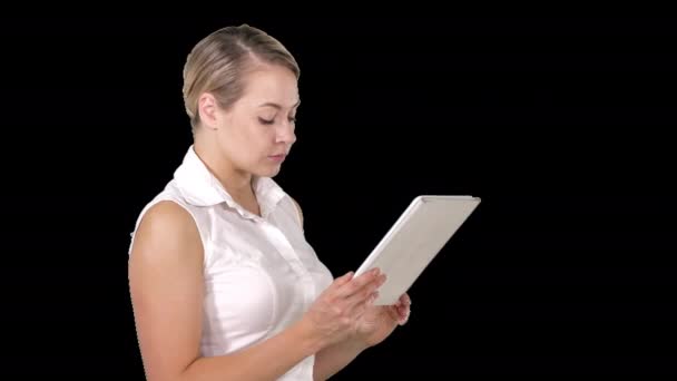 Όμορφη γυναίκα στέκεται και χρησιμοποιεί ένα tablet, Alpha Channel — Αρχείο Βίντεο