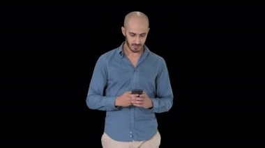 Yürürken mesaj atan adam, Alfa Kanalı