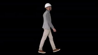 Beyaz miğferli bir mimar Alpha Channel 'da yürüyor.