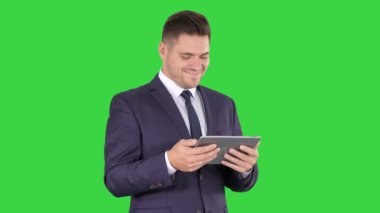 İşadamı Okuma veya Yeşil Ekranda Bir Dijital Tablet Üzerinde Çalışma, Chroma Anahtar.