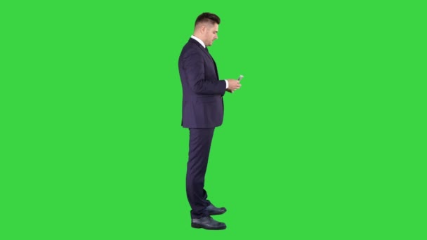 Бизнесмен считает деньги на зеленом экране, Chroma Key . — стоковое видео