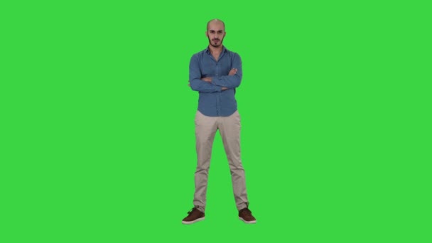 Ernster selbstbewusster arabischer Mann in lässig gefalteten Händen, der auf einem grünen Bildschirm in die Kamera blickt, Chroma-Schlüssel. — Stockvideo