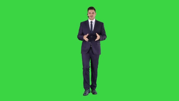 잘 생긴 고객 서비스 센터 운영자 헤드셋을 걷고 녹색 화면에 카메라에 이야기, 크로마 키. — 비디오