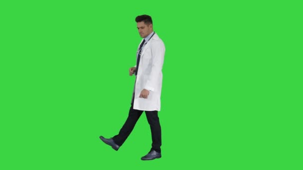 医師の男、医療専門家は、ポイントジェスチャーを作り、グリーンスクリーン上の背景に何かを提示し、クロマキー. — ストック動画