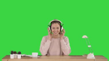 Yeşil Ekranda kulaklık takmak ve müzik dinlemek teni, Chroma Key.