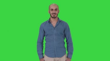 Yeşil Ekranda gülümseyen genç Arap adam, Chroma Key.