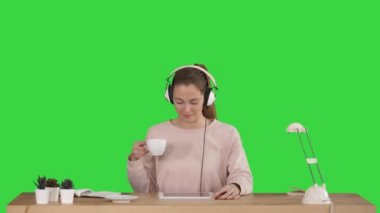 Yeşil Ekranda tablete bakan genç kadın gülen afler, Chroma Key.