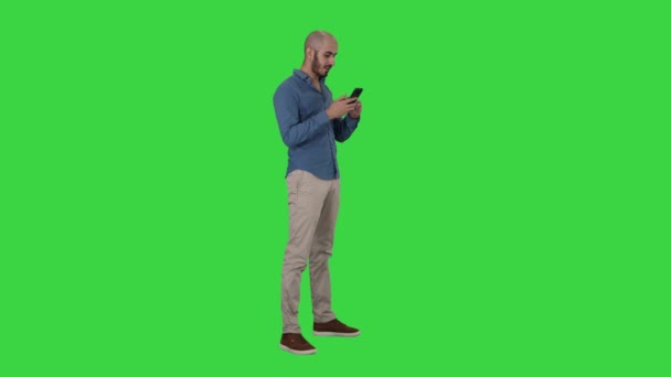 Casual Arabisch zakenman met behulp van de telefoon en glimlachend op een groen scherm, Chroma Key. — Stockvideo