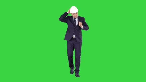 Trabalhador da construção em um terno colocando capacete conceito de segurança em uma tela verde, Chroma Key . — Vídeo de Stock