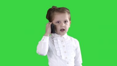 Cep telefonu ile mutlu kız yeşil ekranda Izole, Chroma anahtar.