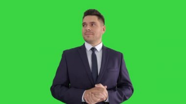 Mutlu iş adamı Yeşil Ekranda başparmak tutan, Chroma Anahtar.