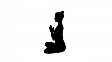Siluet Genç Kafkas sarışın kadın yoga yapıyor.