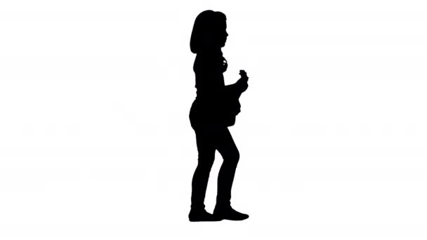 Силует Маленька дівчинка гуляє з укулеле в руках . — стокове відео
