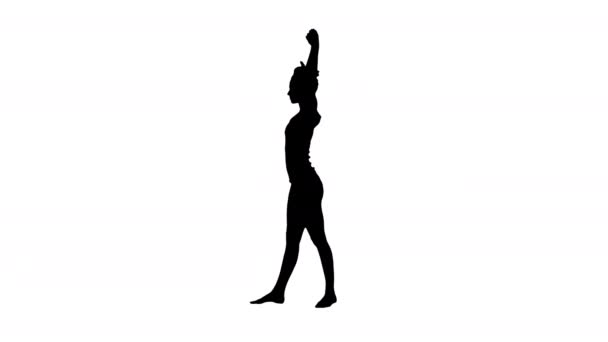 Силует спортивний молода жінка практикуючих йога стоячи в Utthita Тріконана позі. — стокове відео