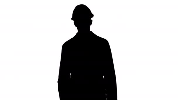 Silhouette Ingeniero árabe en casco y bata blanca caminando hacia adelante. — Vídeo de stock