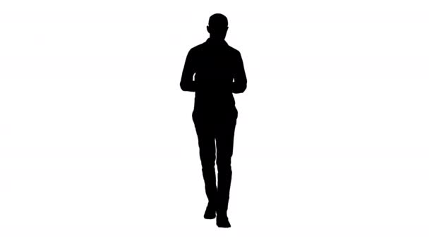 Silhouette Man messaggi di testo mentre si cammina. — Video Stock