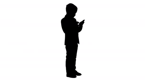 Silhouette Jeune garçon en costume d'élégance jouant avec le téléphone mobile . — Video