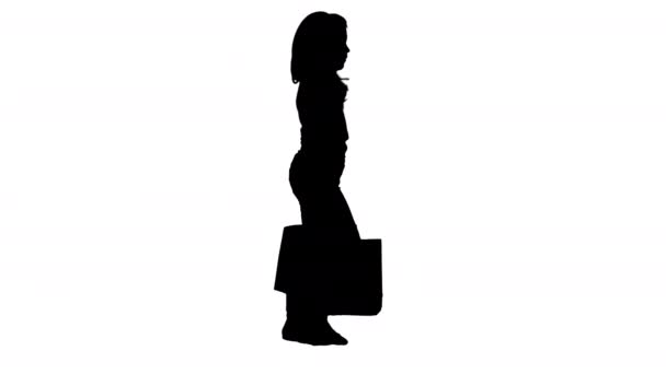Siluet neşeli liseli kız alışveriş torbalarıyla yürüyor.. — Stok video