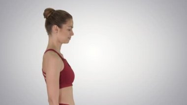 Degrade arka planda yürüyen kadın yogi.