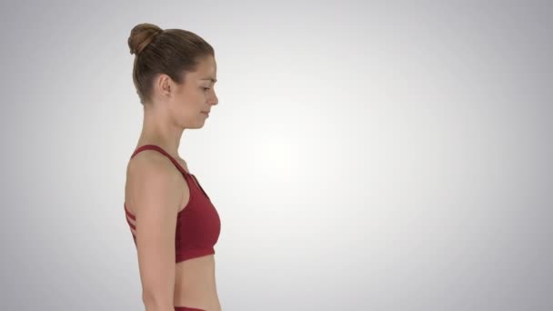 Degrade arka planda yürüyen kadın yogi. — Stok video