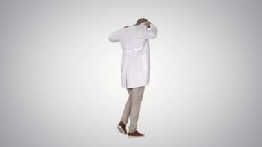 Yürüyen doktor beyaz bornozunu giyer..