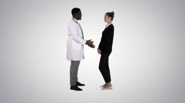 Eğilimli geçmişi olan bir hastaya iyi haberler veren doktor..