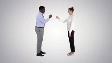 Taş, kağıt, makas oyunu kadın gradyan arka planda geç kalıyor.