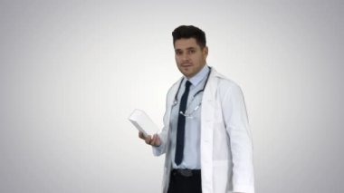 Kendinden Emin Doktor Gülümseyen ve Degrade arka planda El Yeni Tedavi Sunan.