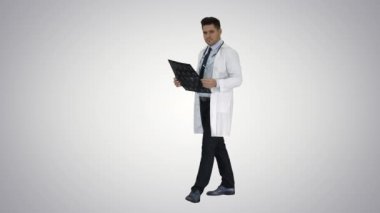 Doktor, X ışınlarının degrade arka plandaki kameraya sonuçlarını söylüyor.