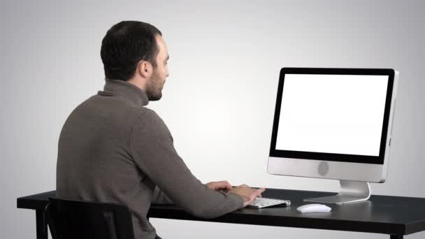 Businessman working with a computer on gradient background. — Stock Video