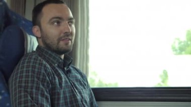 Trendeyken kameraya konuşan çekici bir adam..