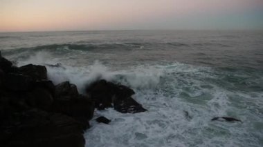 Dalgalar kayalık sahillere çarpıyor..