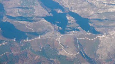 Rüzgâr türbinleri arter görüşlü tepeler.