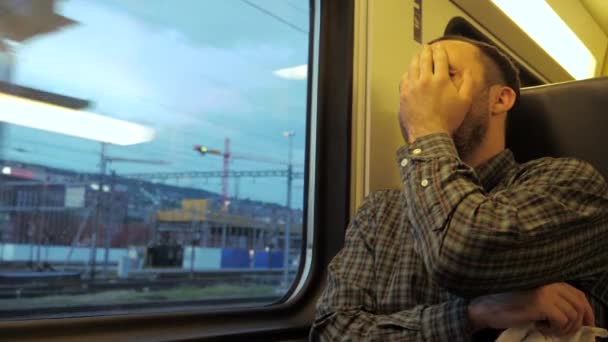 Knappe man die hardop lacht in een trein. — Stockvideo