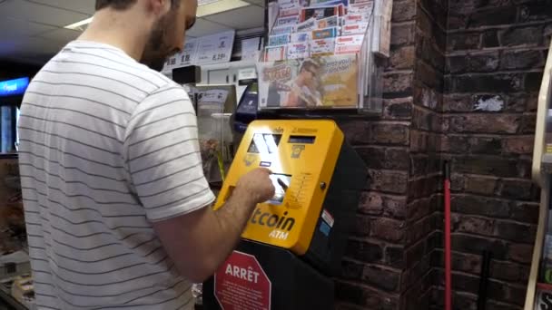 Montreal, Quebec, Canada - 25 juni, 2018: Man met behulp van Bitcoin ATM. — Stockvideo
