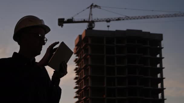 Construction manager using tablet on building site. — Stock Video