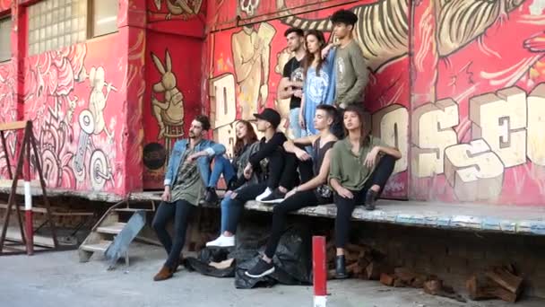 リスボン、ポツガル - 12月 24, 2017: ポーズモデルのグループ. — ストック動画