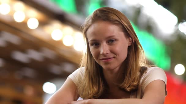 Bella giovane donna premurosa con i capelli biondi guardando sorridente alla macchina fotografica. — Video Stock