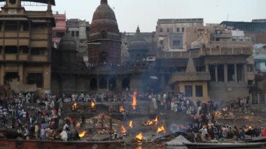 Varanasi, Hindistan - 18 Aralık 2017: insanlar eski Varanasi kasabasının önünde şenlik ateşi yakıyor.
