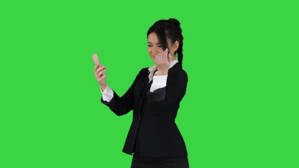 Business woman look into smart phone preening and dancing on a Green Screen, Chroma Key. — Stock Video