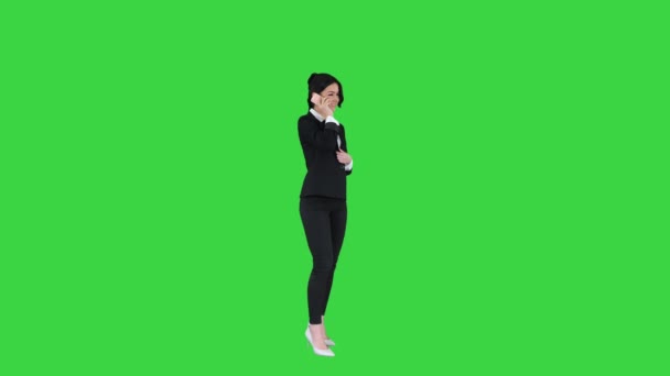 Mulher de negócios dançando depois de fazer uma chamada de sucesso em uma tela verde, Chroma Key. — Vídeo de Stock