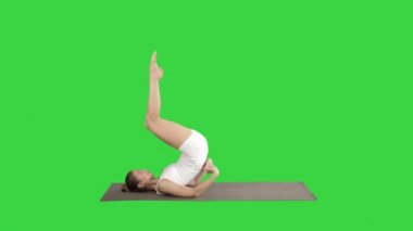 Kadın pratik yoga, sancak Sarvangasana egzersiz ayakta, desteklenen omuz stand yeşil ekran üzerinde poz, Chroma anahtar.