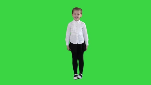 緑の画面で幸せな笑いの子供の女の子、クロマキー. — ストック動画