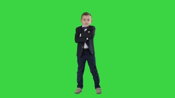 Niño pequeño cruzando las manos en un traje formal en una pantalla verde, Chroma Key . — Vídeos de Stock