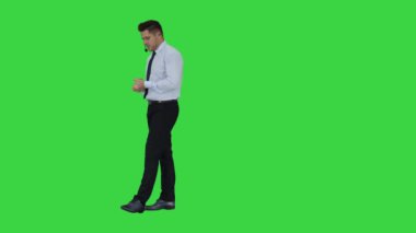 Yeşil Ekranda yeni ürün veya teknoloji nin tanıtımını yapan işadamı, Chroma Key.