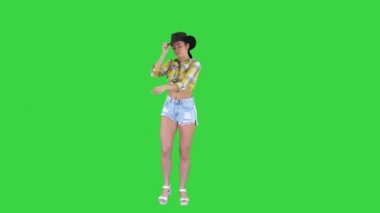 Kovboy şapkalı genç bayan yeşil ekranda dans ediyor, Chroma Key.
