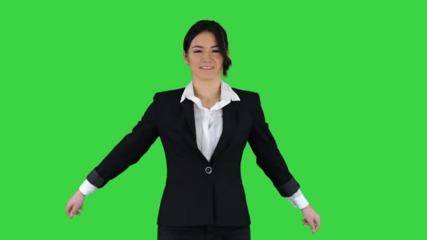 Μπρουνέτ επιχειρηματίας χορεύει σε μια πράσινη οθόνη, Chroma Key. — Αρχείο Βίντεο