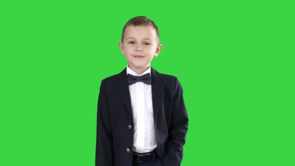 Menino em traje formal andando com uma mão no bolso em uma tela verde, Chroma Key . — Vídeo de Stock