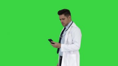 Doktor Yeşil Ekran, Chroma Key üzerinde ciddi bir telefon görüşmesi yapma.