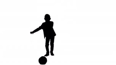 Silhouette bir top isabet resmi takım elbise sevimli bir çocuk.